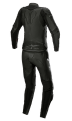 Alpinestars Stella GP Plus 2-Piece Leather Suit da donna, Black Metallic Gray, vista posteriore che mostra il design aerodinamico con pannelli a soffietto elasticizzati, costruzione protettiva in pelle e marchio Alpinestars sulla parte bassa della schiena, specificamente progettata per una vestibilità racing femminile.