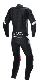 Tuta in pelle 2 pezzi Alpinestars Stella GP Plus, nero, bianco e rosso acceso, vista posteriore, con marchio Tech-Air Ready e logo Alpinestars sulla parte bassa della schiena, tuta protettiva ergonomica con pannelli elasticizzati per gare motociclistiche