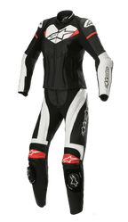 Alpinestars Stella GP Plus tuta in pelle due pezzi, tuta da moto da corsa da donna, nero con dettagli bianchi e rosso acceso, costruzione in pelle con profilo aerodinamico, protezioni spalle DFS Lite, slider ginocchia e pannelli elasticizzati per una vestibilità femminile dedicata