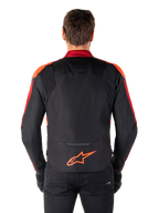 Alpinestars Giacca T-Jaws V4 Waterproof, vista posteriore, nero con dettagli rosso fluo e rosso scuro, logo arancione sulla parte bassa della schiena, pannello posteriore allungato per una maggiore copertura durante la guida, giacca da moto sportiva in tessuto