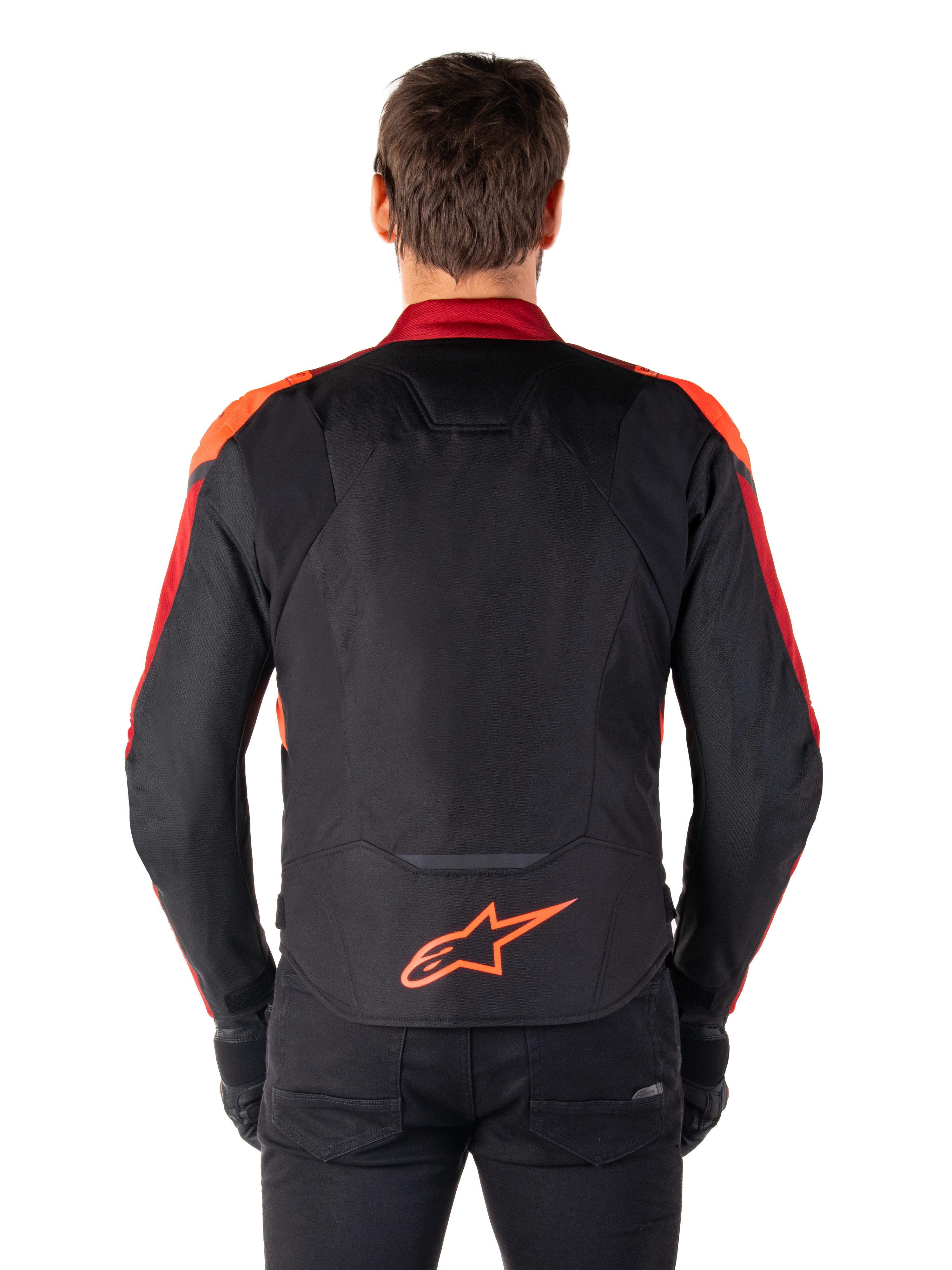 Alpinestars Giacca T-Jaws V4 Waterproof, vista posteriore, nero con dettagli rosso fluo e rosso scuro, logo arancione sulla parte bassa della schiena, pannello posteriore allungato per una maggiore copertura durante la guida, giacca da moto sportiva in tessuto