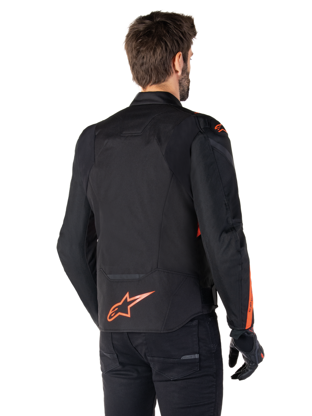 Modello che indossa la giacca Alpinestars T-Jaws V4 Waterproof vista da dietro, nera con accenti rosso fluo, con un logo rosso fluo sulla parte bassa della schiena e accenti su spalle e maniche, abbigliamento sportivo da moto.