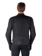Giacca impermeabile Alpinestars T-Jaws V4, giacca da moto in tessuto, nero, vista posteriore con logo Alpinestars sulla parte bassa della schiena, vestibilità sportiva per la guida su strada