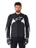 Giacca impermeabile Alpinestars T-Jaws V4, giacca da moto sportiva in tessuto da uomo, nero e bianco, logo stella bianco sul petto, dettagli bianchi sulle spalle e strisce bianche sugli avambracci, colletto alto, vestibilità atletica per la guida su strada