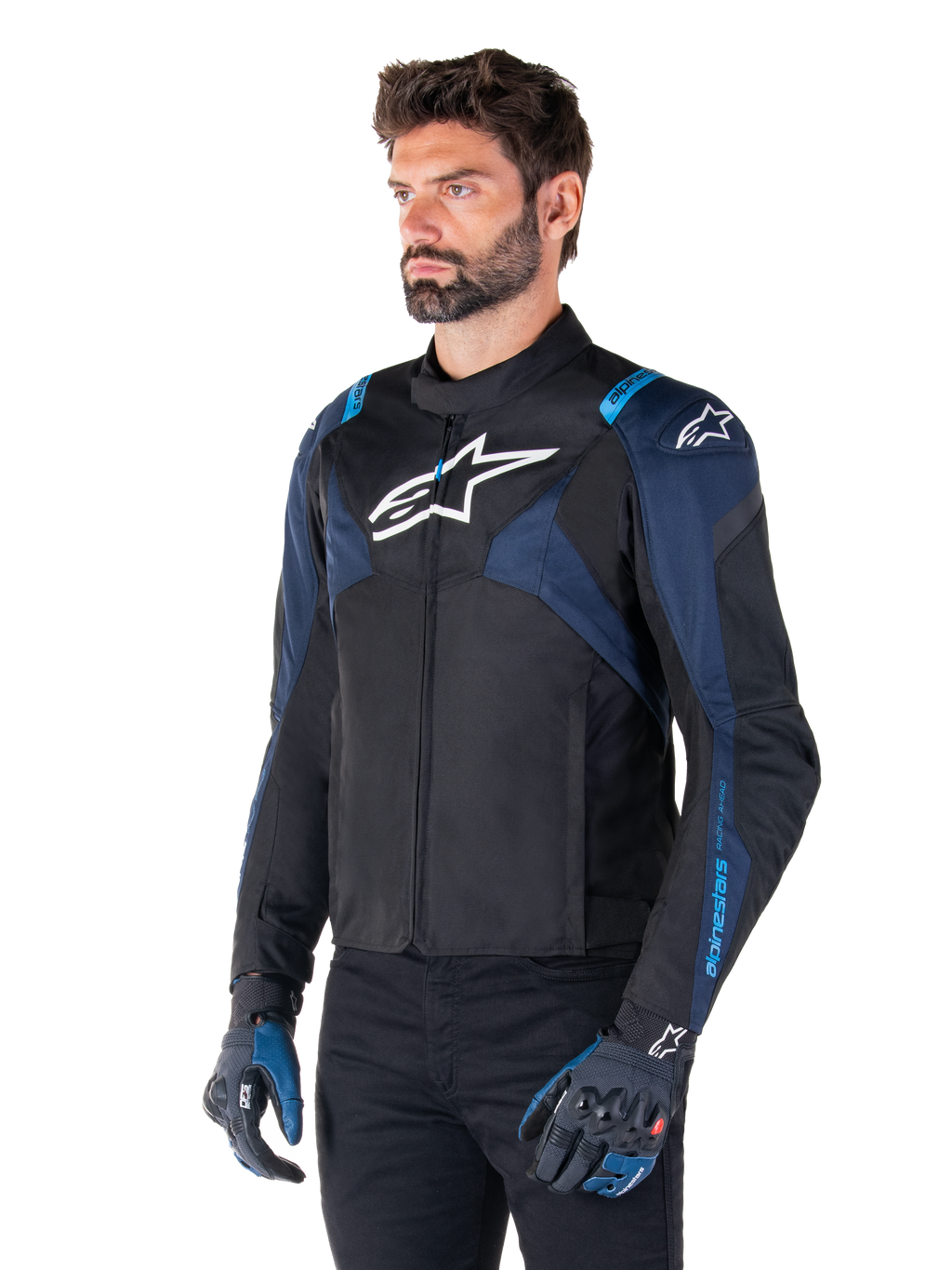 Alpinestars T-Jaws V4 Waterproof Jacket, giacca da moto, nero, blu scuro e blu Blithe, indossata da un modello con guanti coordinati e pantaloni neri, con loghi Alpinestars bianchi su petto e spalle e dettagli blu sulle maniche, abbigliamento tecnico sportivo in tessuto