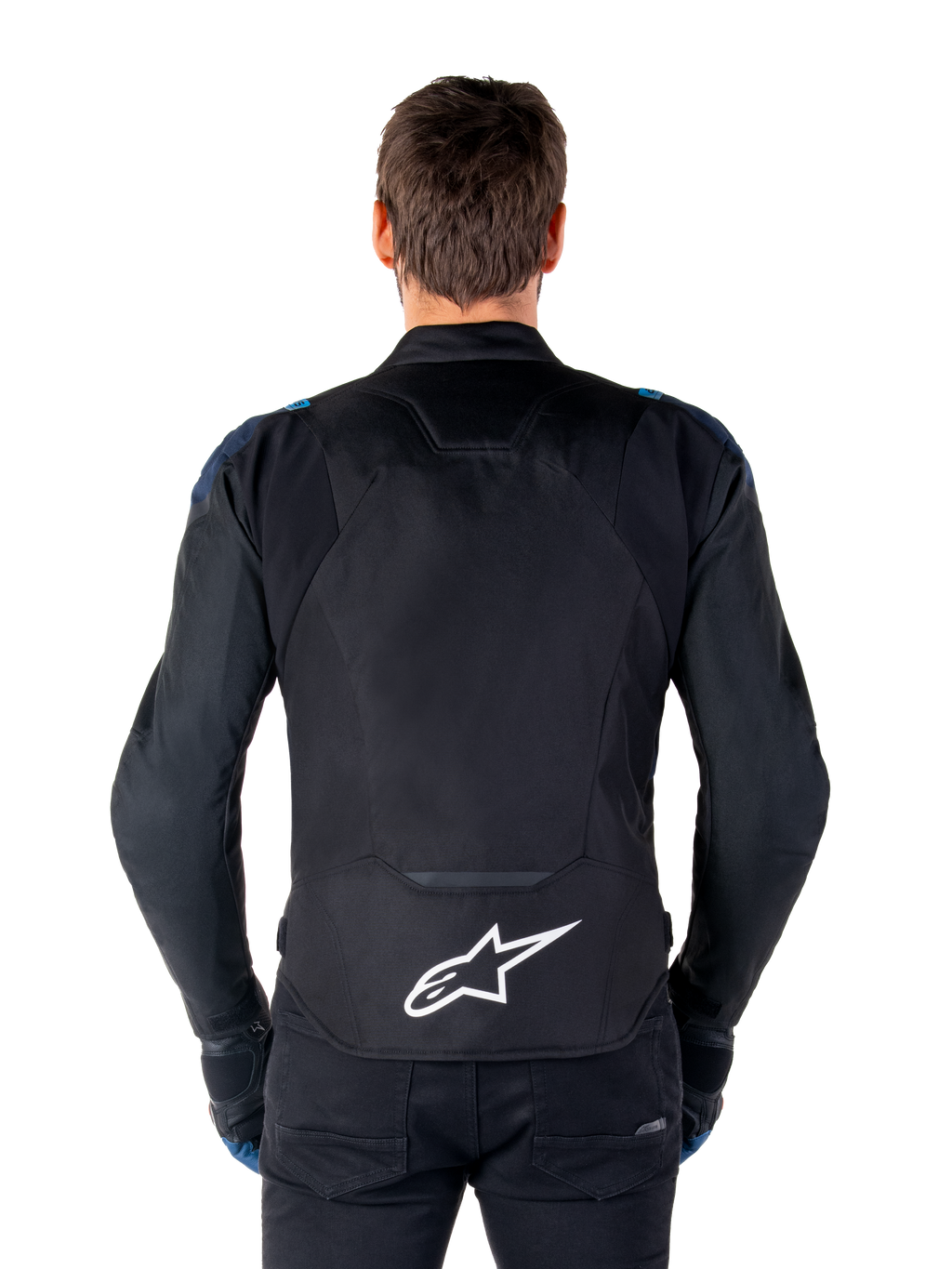 Alpinestars T-Jaws V4 Waterproof Jacket, giacca da moto, nero con accenti blu scuro e blu Blithe, vista posteriore su un modello, caratterizzata da un grande logo Alpinestars bianco sulla parte bassa della schiena e silhouette sportiva