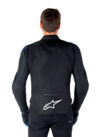 Alpinestars T-Jaws V4 Waterproof Jacket, giacca da moto, nero con accenti blu scuro e blu Blithe, vista posteriore su un modello, caratterizzata da un grande logo Alpinestars bianco sulla parte bassa della schiena e silhouette sportiva