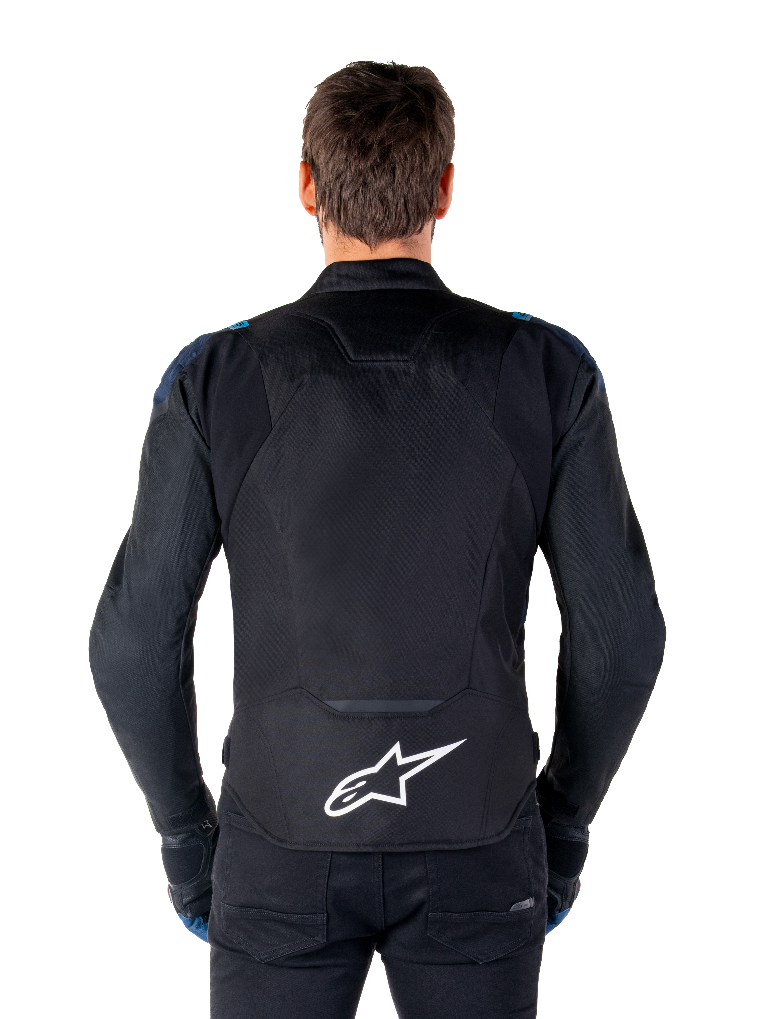 Alpinestars T-Jaws V4 Waterproof Jacket, giacca da moto, nero con accenti blu scuro e blu Blithe, vista posteriore su un modello, caratterizzata da un grande logo Alpinestars bianco sulla parte bassa della schiena e silhouette sportiva