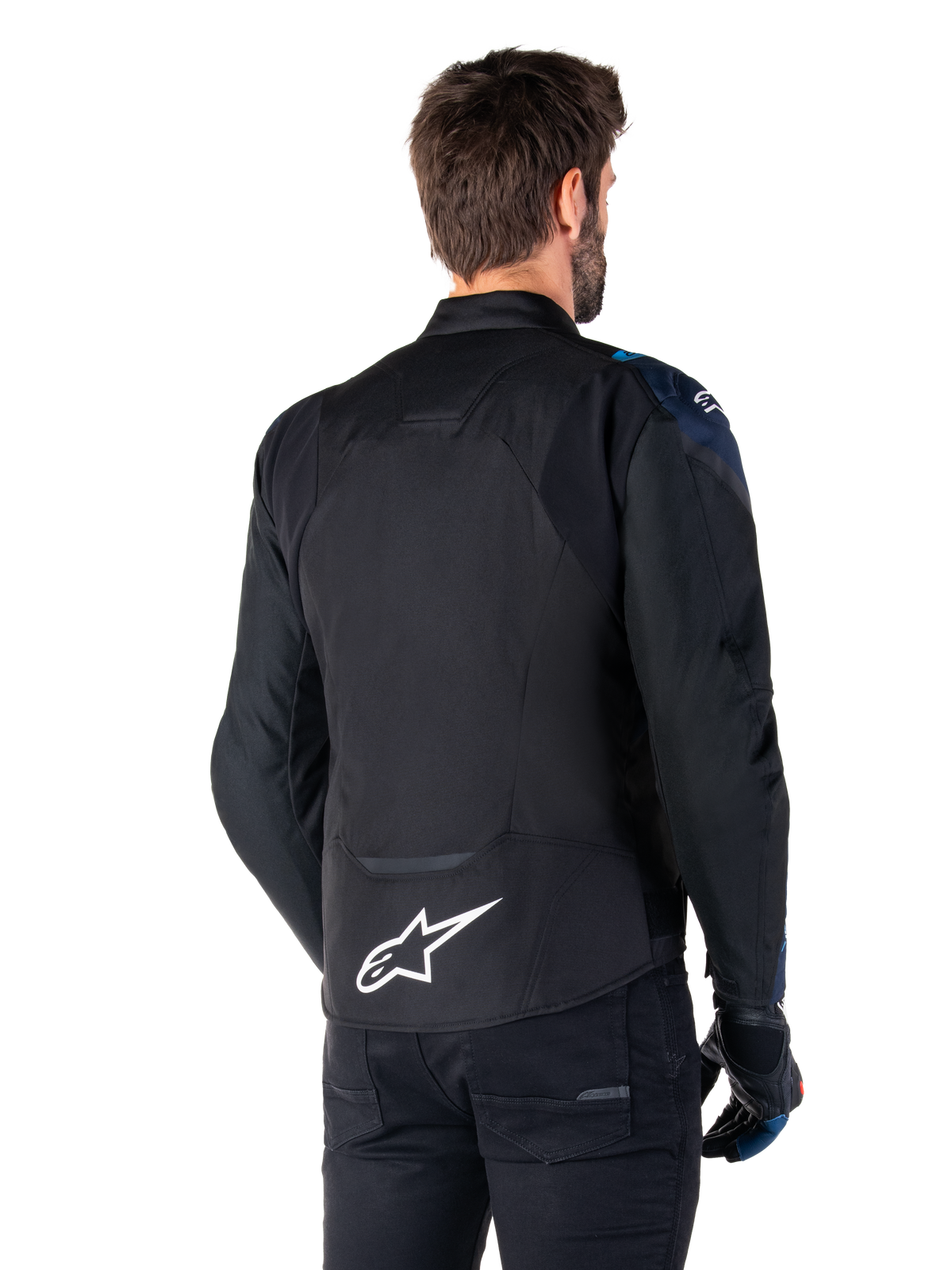 Alpinestars T-Jaws V4 Waterproof Jacket, vista posteriore, nero con dettagli Dark Blue e Blithe Blue, logo a stella bianco sulla parte bassa della schiena, silhouette sportiva, indossata con pantaloni neri e guanti da moto