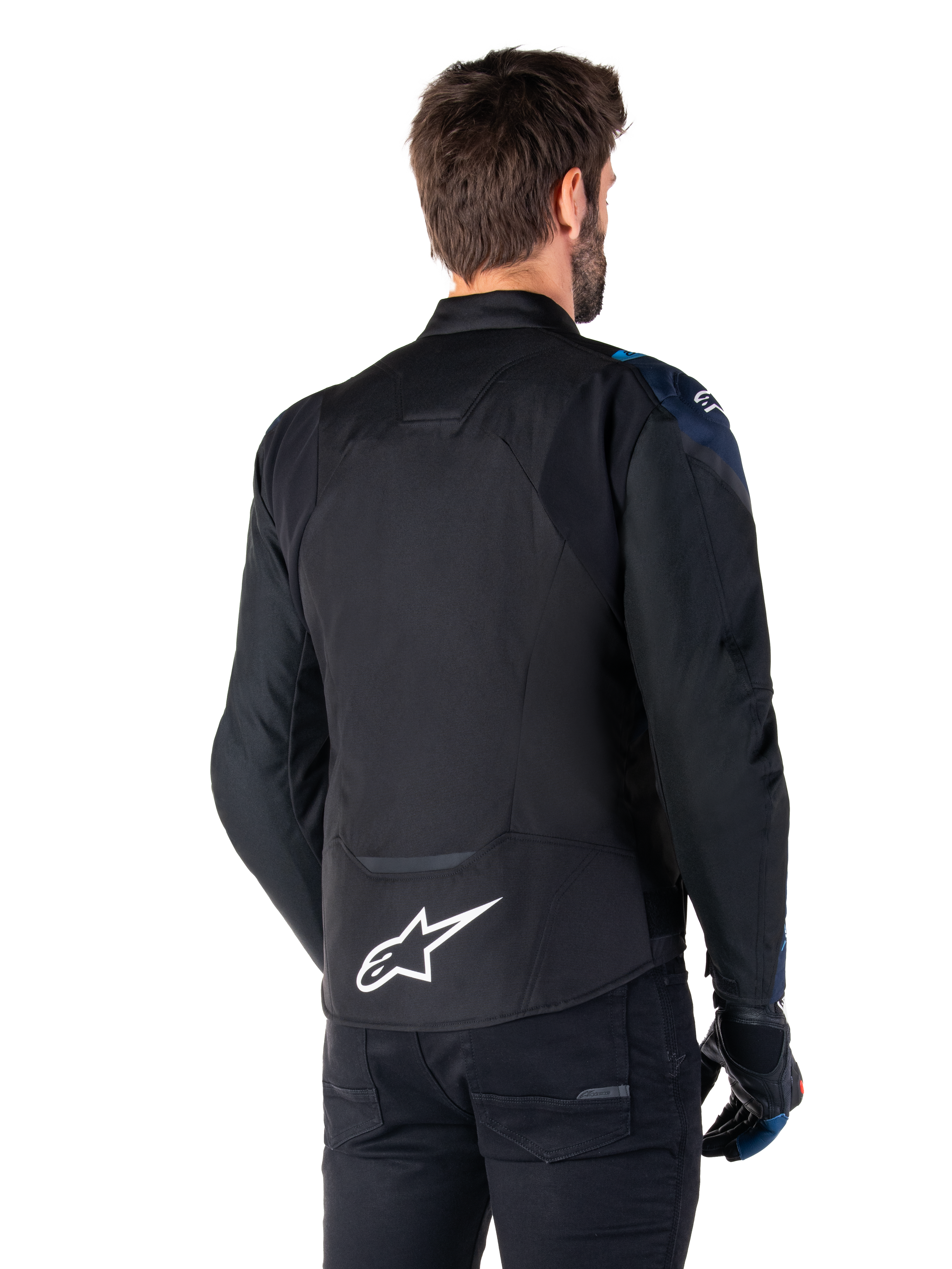 Alpinestars T-Jaws V4 Waterproof Jacket, vista posteriore, nero con dettagli Dark Blue e Blithe Blue, logo a stella bianco sulla parte bassa della schiena, silhouette sportiva, indossata con pantaloni neri e guanti da moto