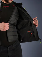 Vista interna della giacca Alpinestars T-Jaws V4 Waterproof, mostra la fodera termica trapuntata nera rimovibile e lo scomparto interno impermeabile con etichetta rossa, fodera in rete, abbigliamento protettivo da moto di alta qualità