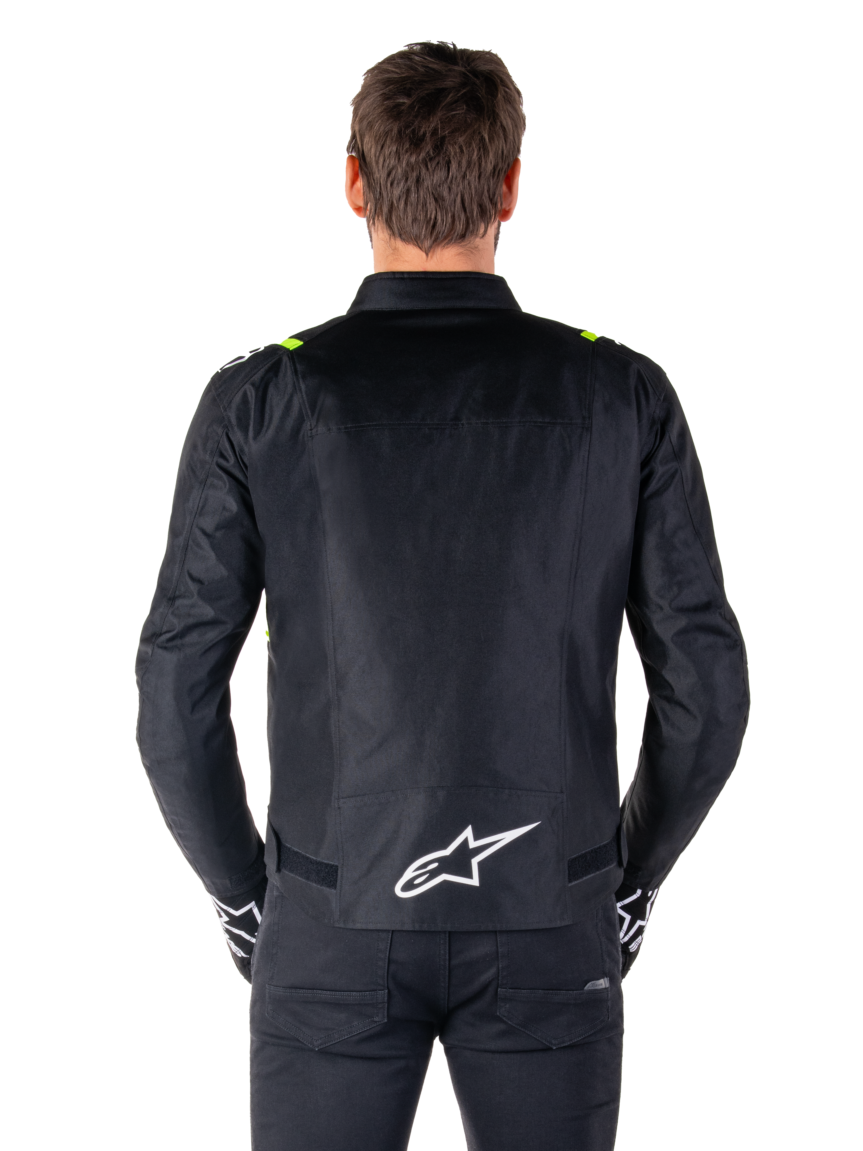 Giacca Alpinestars T-SPS V2 Waterproof, vista posteriore, nero con accenti giallo fluo sulle spalle e logo a stella bianco sulla parte bassa della schiena, giacca da moto in tessuto con silhouette sportiva, indossata da un modello maschile