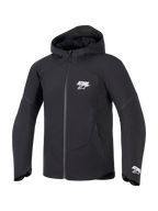 Giacca Alpinestars Aeroshell Waterproof, nera, vista frontale di una giacca da moto con cappuccio, logo ASTARS bianco su petto e polsino, finitura in tessuto tecnico con cerniera frontale impermeabile
