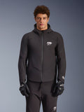 Alpinestars Aeroshell Waterproof Jacket, nera, giacca da moto urbana, design con cappuccio e cerniera frontale completa, loghi bianchi su petto e maniche, indossata con pantaloni e guanti neri coordinati