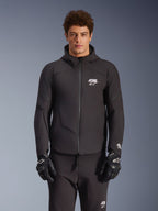 Alpinestars Aeroshell Waterproof Jacket, nera, giacca da moto urbana, design con cappuccio e cerniera frontale completa, loghi bianchi su petto e maniche, indossata con pantaloni e guanti neri coordinati