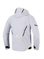 Giacca Alpinestars Aeroshell Waterproof, Grigio Medio Giallo Fluo, vista posteriore di una giacca da moto con cappuccio, softshell in tessuto grigio chiaro con accenti diagonali neri, logo ASTARS giallo fluorescente sulla parte bassa della schiena, design sportivo moderno.