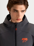 Alpinestars Aeroshell WP Giacca, giacca da moto sportiva softshell da uomo, nero e grigio scuro, con cappuccio e logo ASTARS arancione, primo piano sul modello