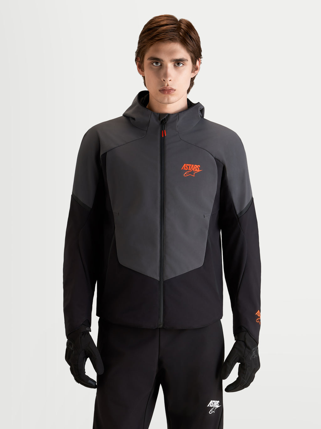 Alpinestars Giacca Aeroshell Waterproof, giacca da moto sportiva softshell da uomo in nero e grigio scuro con cappuccio e protezione certificata CE, indossata da un modello