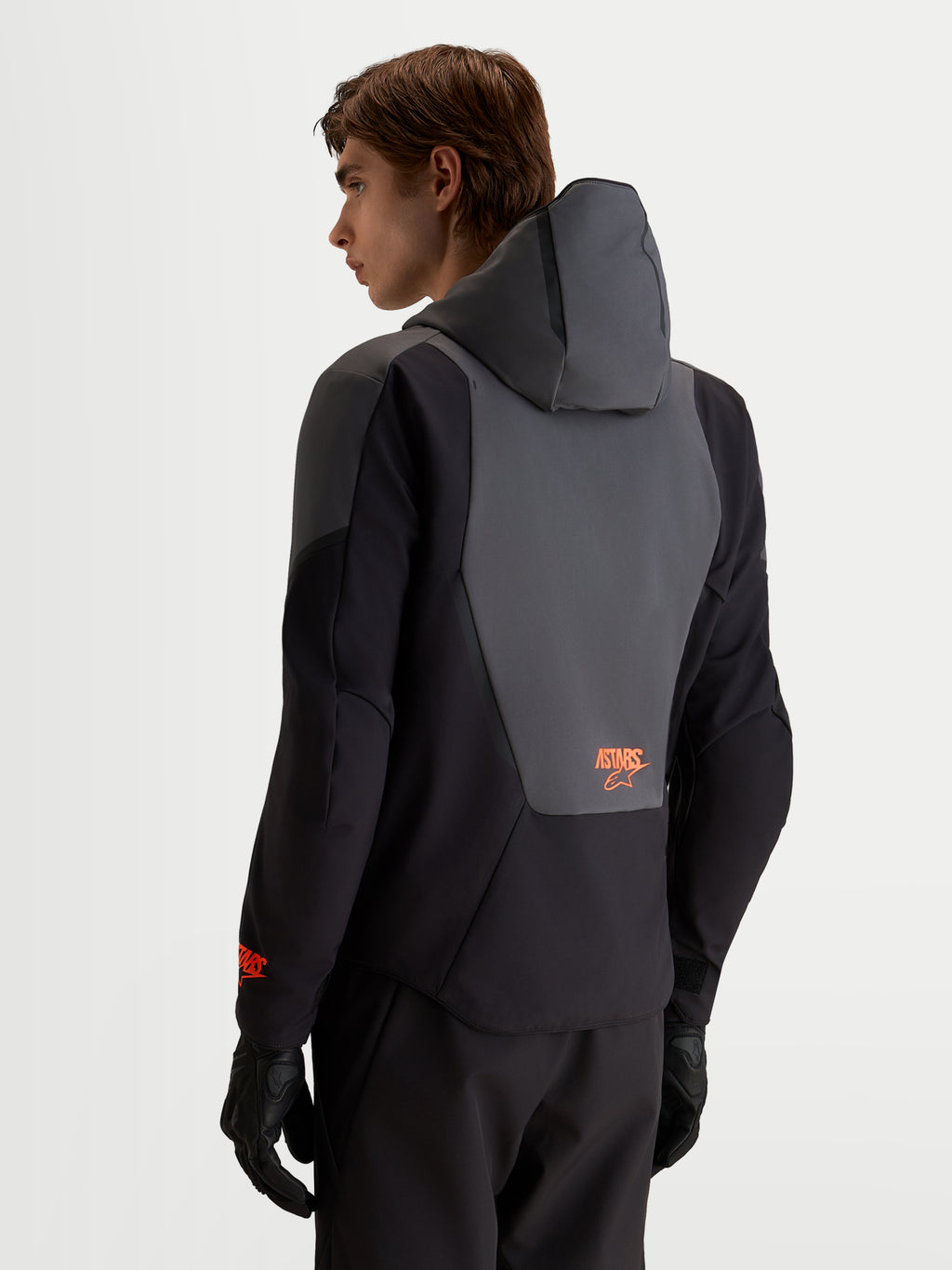 Alpinestars Aeroshell WP Giacca, giacca da moto impermeabile da uomo in nero e grigio scuro, con cappuccio integrato e dettagli sul pannello posteriore, vista posteriore