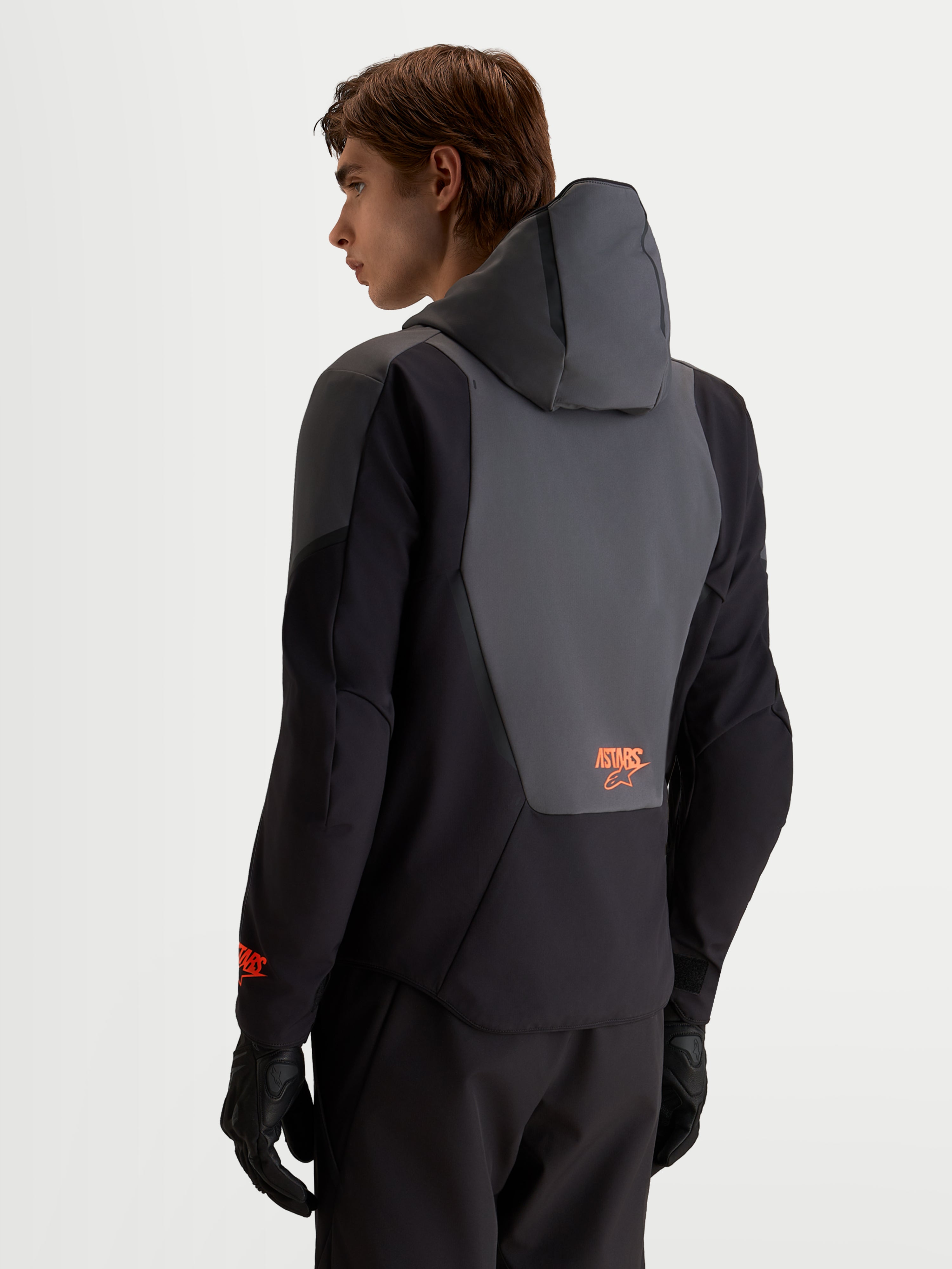 Alpinestars Aeroshell WP Giacca, giacca da moto impermeabile da uomo in nero e grigio scuro, con cappuccio integrato e dettagli sul pannello posteriore, vista posteriore