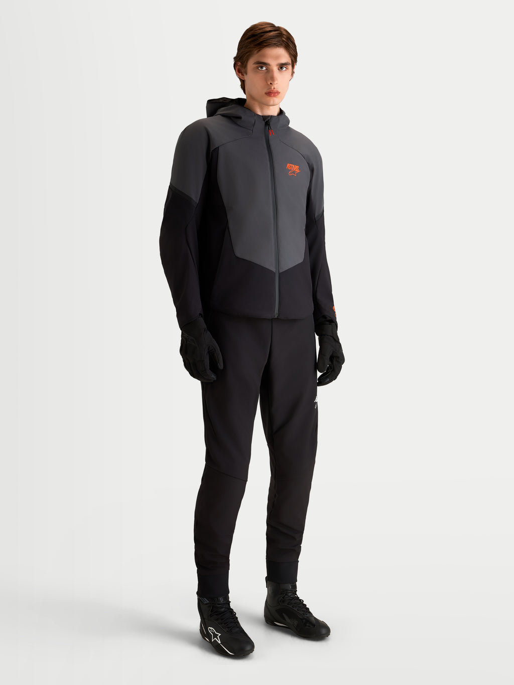 Alpinestars Aeroshell Wp Giacca, giacca da moto impermeabile da uomo in nero e grigio scuro con cappuccio, indossata da un modello