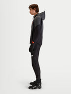 Alpinestars Aeroshell WP Giacca, felpa softshell da moto da uomo in nero e grigio scuro, con cappuccio e certificazione CE, indossata da un modello in vista di profilo