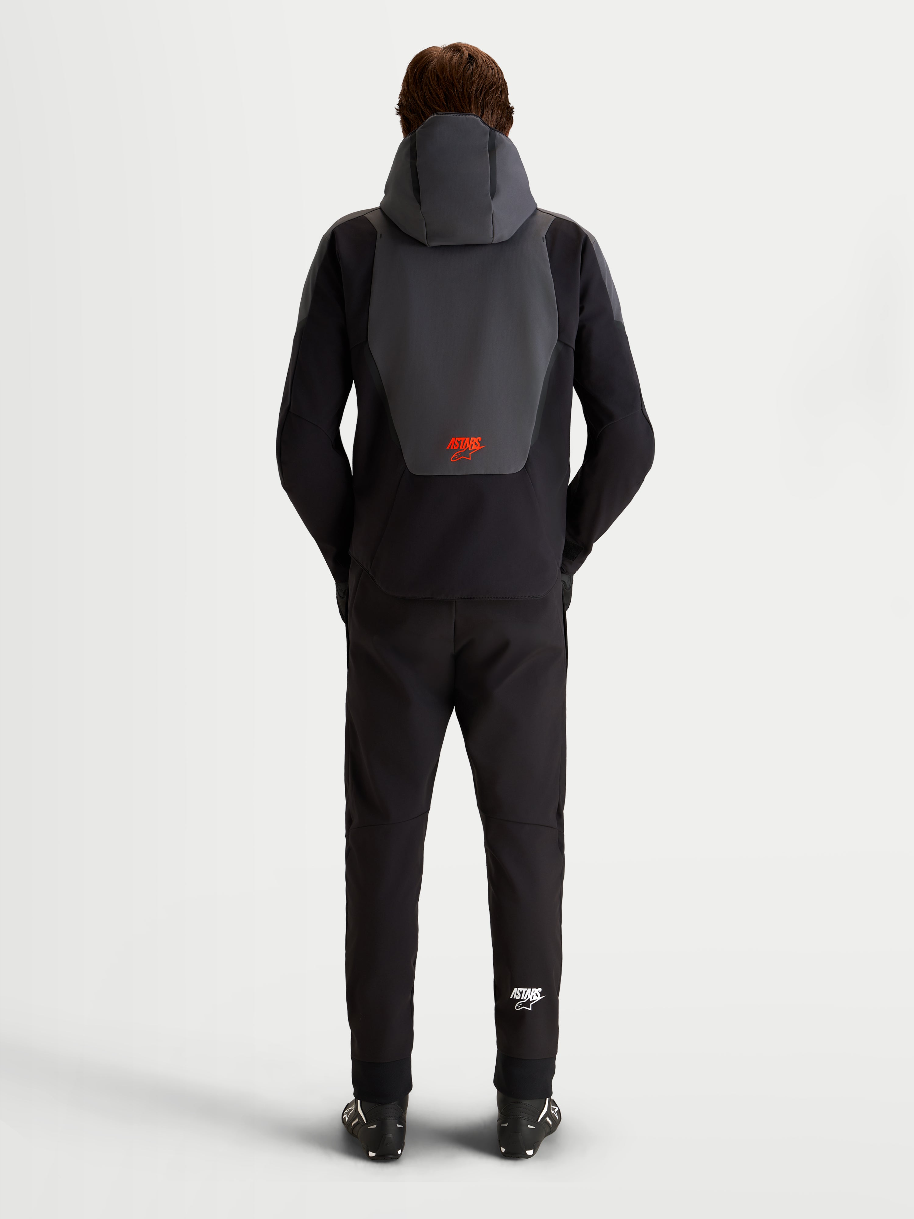 Alpinestars Aeroshell Wp Giacca, giacca da moto impermeabile da uomo in nero e grigio scuro, vista posteriore con cappuccio integrato e logo rosso Alpinestars