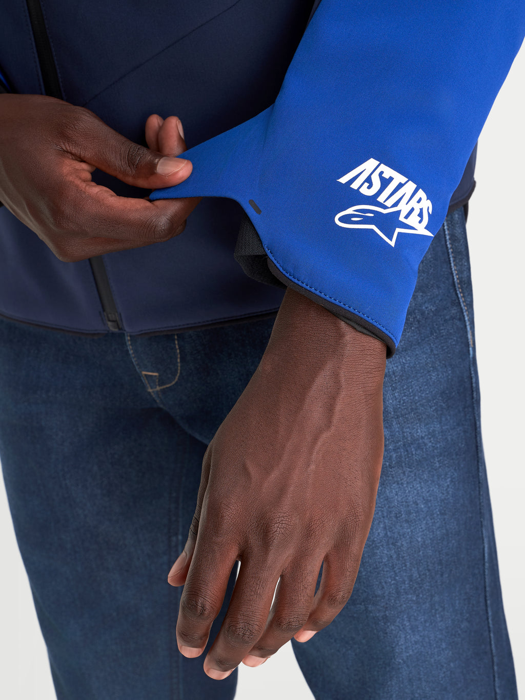 Alpinestars Aeroshell Wp Giacca, giacca da moto impermeabile da uomo, blu scuro e blu brillante, dettaglio del polsino della manica con logo A-stars