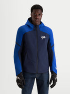 Alpinestars Aeroshell Wp Giacca, giacca da moto sportiva con cappuccio da uomo, blu scuro e blu brillante, indossata da un modello