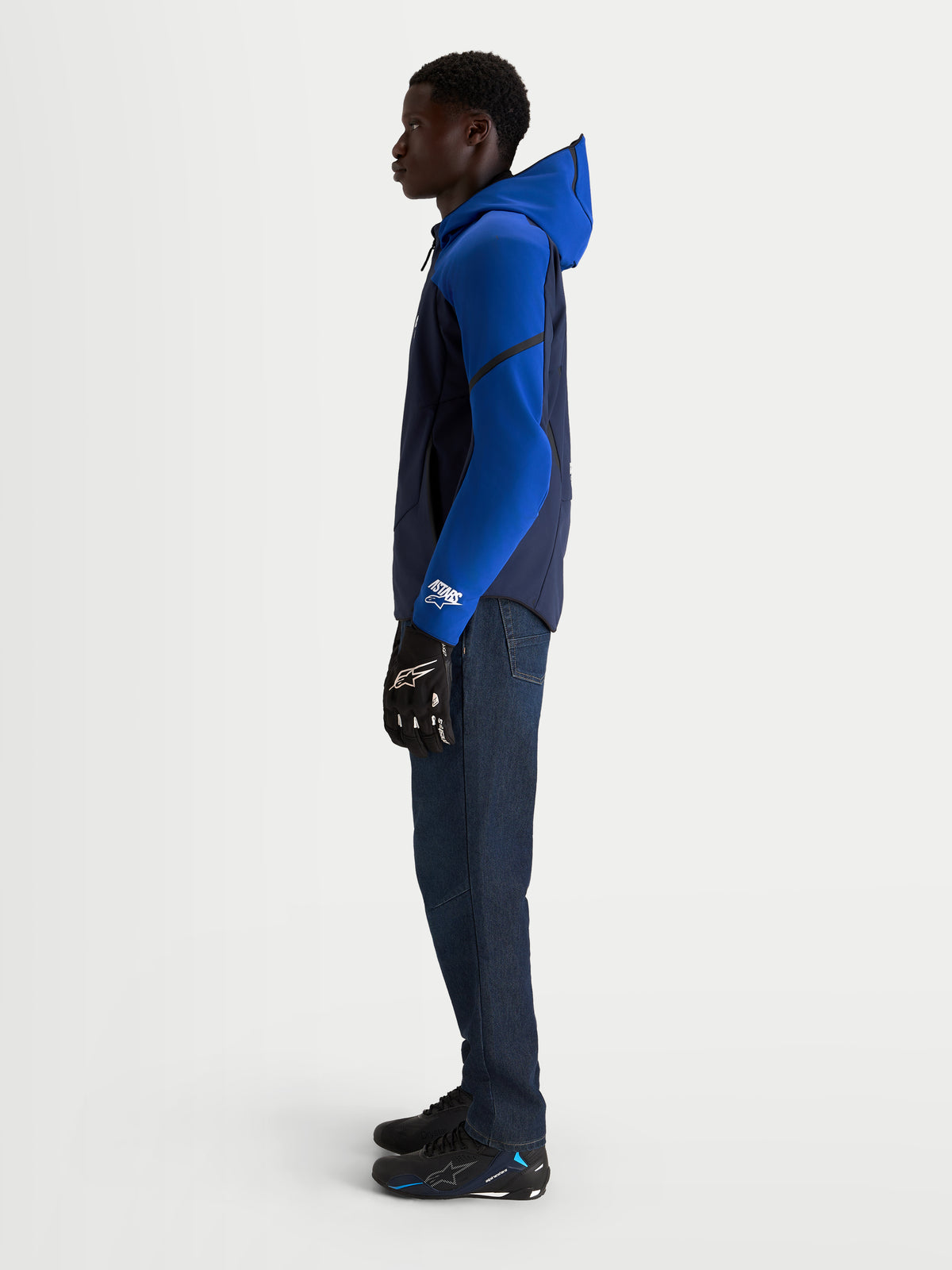 Alpinestars Aeroshell Wp Giacca, giacca da moto impermeabile da uomo in blu scuro e blu brillante, con cappuccio e struttura softshell elasticizzata, indossata da un modello in vista di profilo