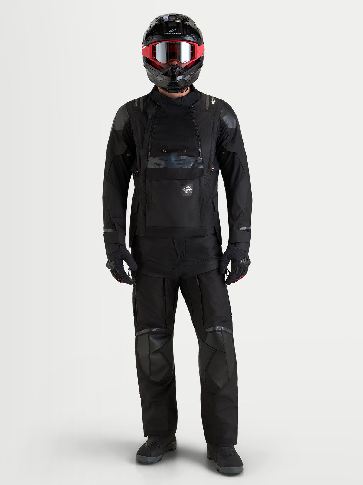 Alpinestars Harok V2 Drystar Giacca, giacca da moto adventure da uomo, nero, impermeabile, con ventilazione modulare e protezioni certificate CE, indossata da un pilota con kit completo