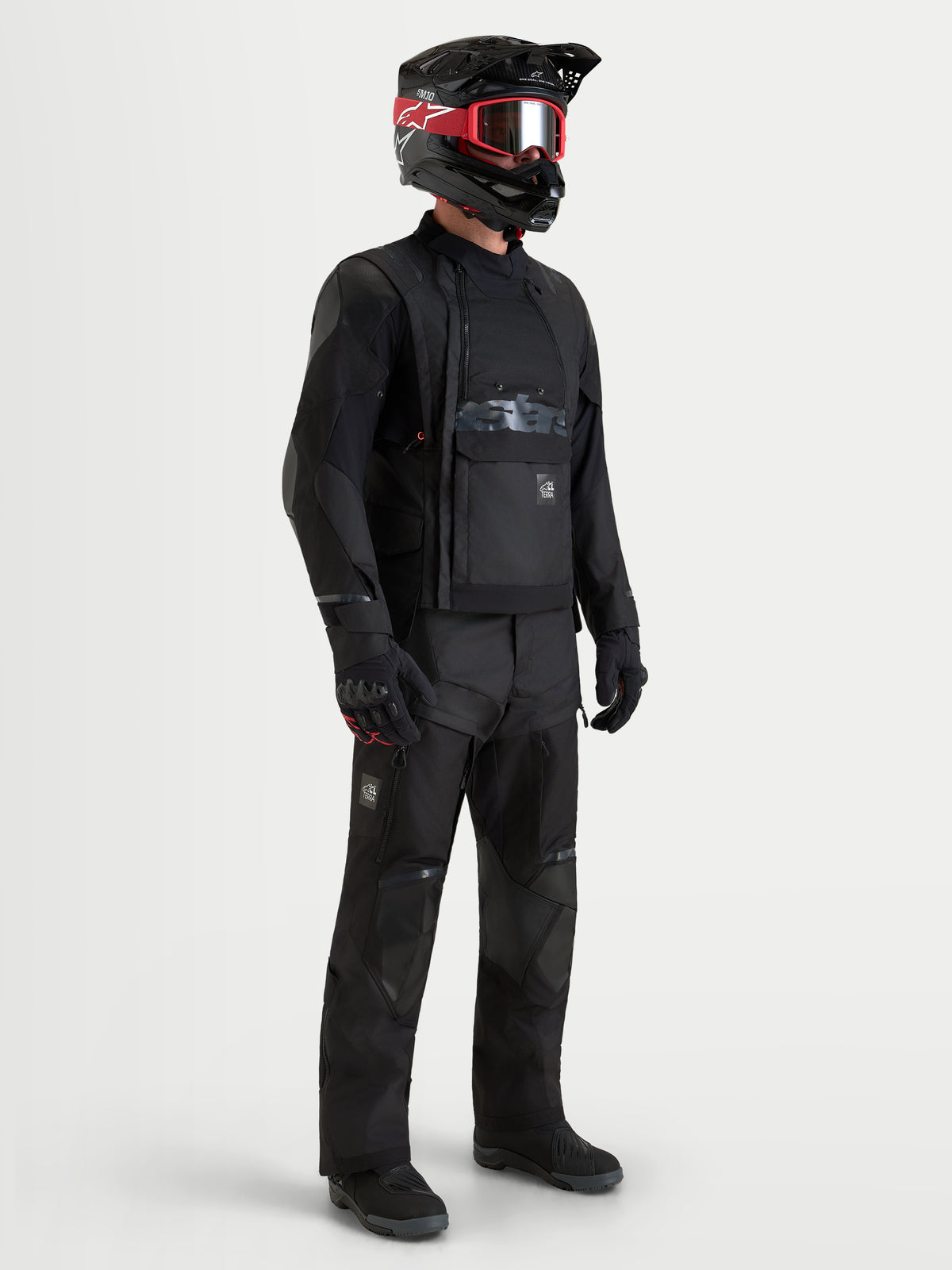 Alpinestars Harok V 2 Drystar Giacca, giacca da moto all-terrain adventure da uomo in nero, indossata con pantaloni da moto, casco e maschere abbinati, con struttura impermeabile