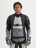 Alpinestars Harok V 2 Drystar Giacca, giacca da moto adventure da uomo in grigio scuro, grigio ghiaccio e nero, con struttura impermeabile e certificazione CE, indossata da un modello