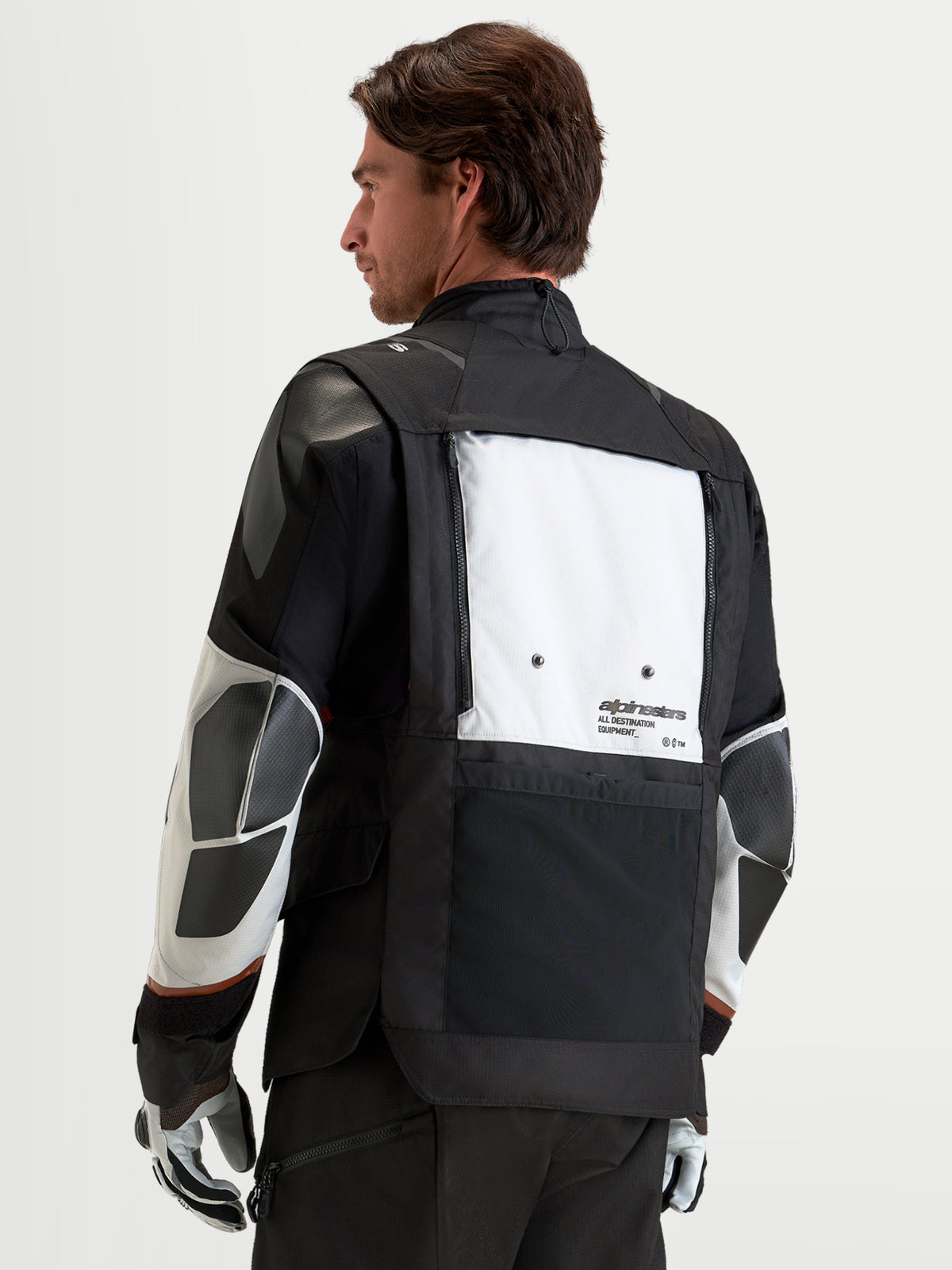 Alpinestars Harok V2 Drystar Giacca, giacca da moto adventure da uomo in grigio scuro, grigio ghiaccio e nero, con sistema di ventilazione modulare e pannello posteriore pieghevole, vista posteriore su un modello