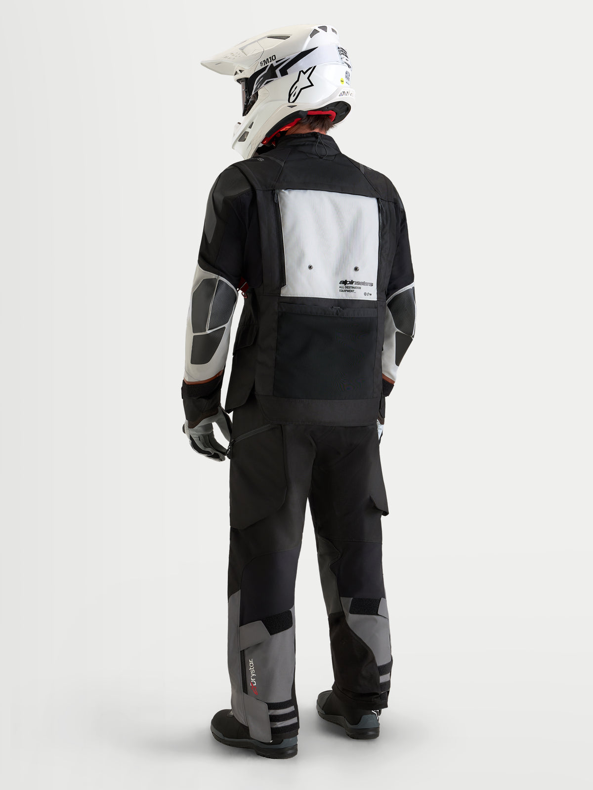 Alpinestars Harok V 2 Drystar Giacca, giacca da moto adventure da uomo, grigio scuro, grigio ghiaccio e nero, vista posteriore con pannello di ventilazione modulare, rinforzi in PU e pantaloni adventure abbinati con casco da fuoristrada bianco