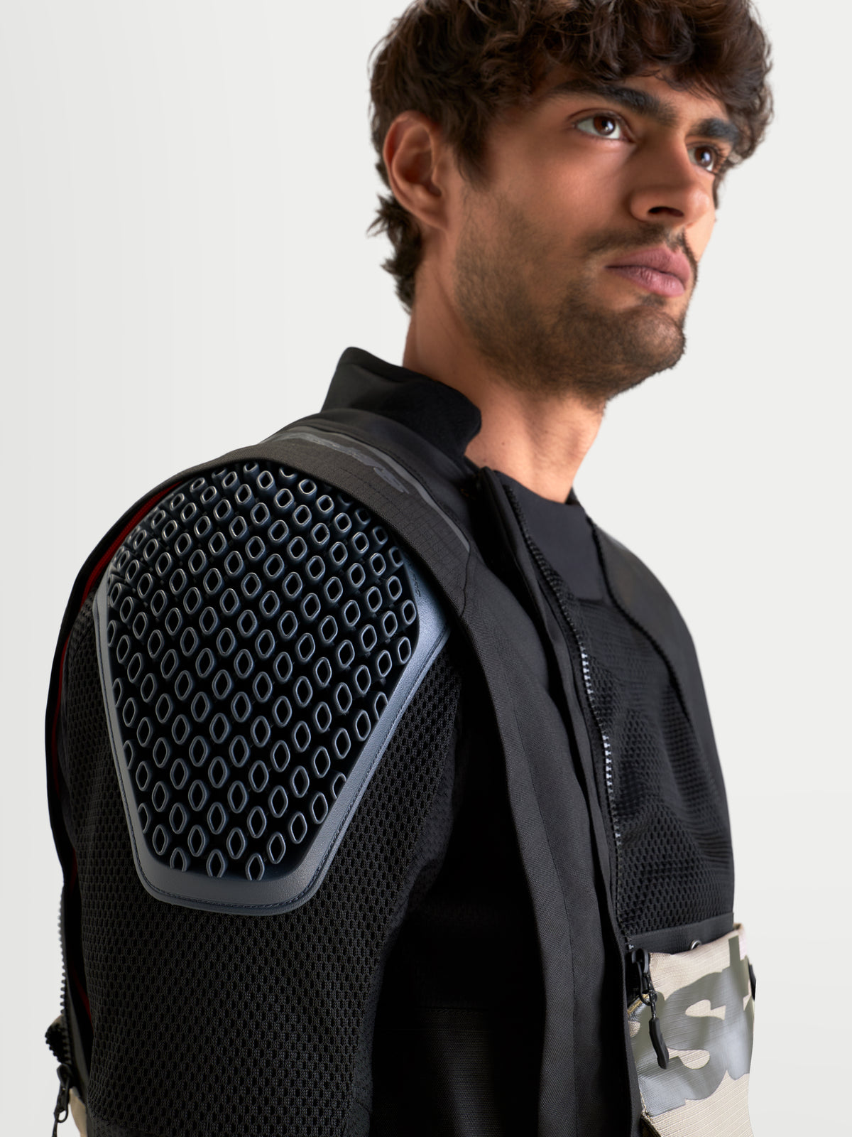 Alpinestars Harok V2 Drystar Giacca, giacca da moto all-terrain da uomo in alluminio, noce e nero, primo piano con protezione spalla integrata Nucleon Flex Pro CE Livello 2 e telaio di ventilazione in mesh modulare