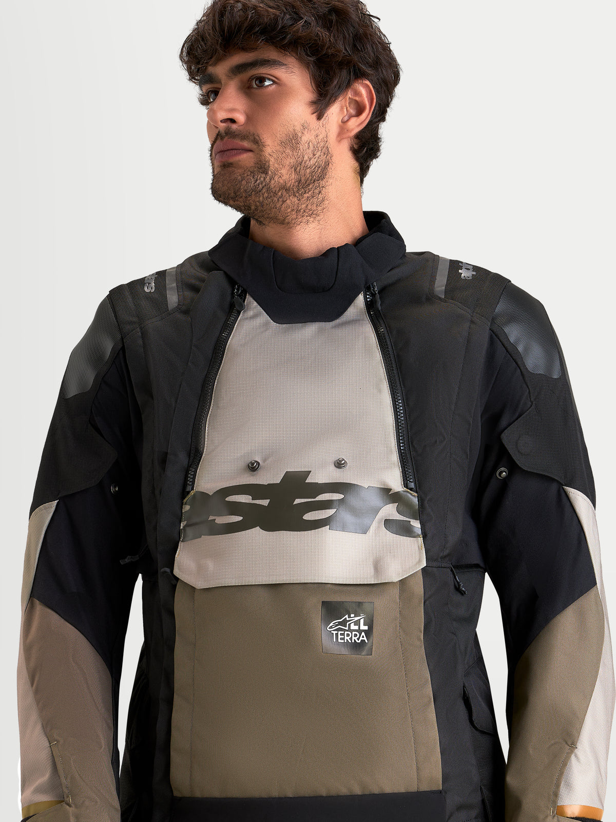 Alpinestars Harok V2 Drystar Giacca, giacca da moto adventure da uomo, alluminio, marrone e nero, con tasca anteriore a canguro, indossata da un modello