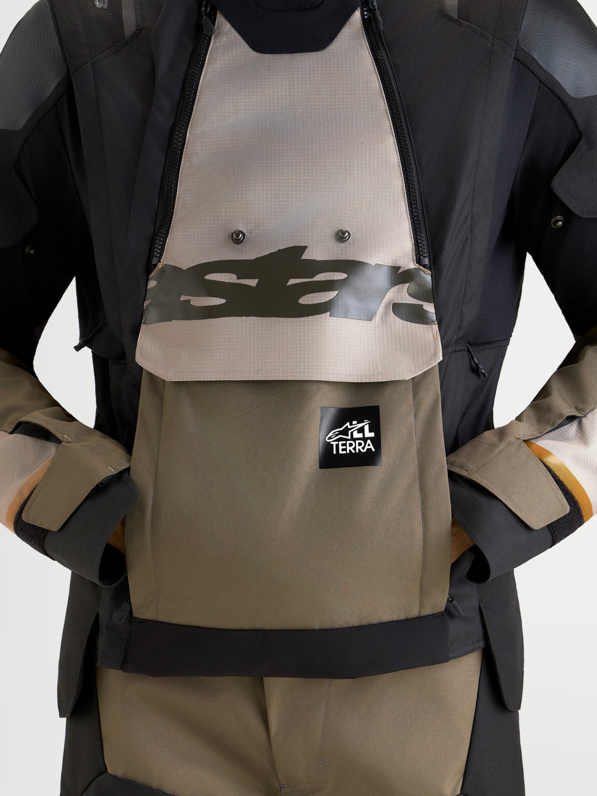 Alpinestars Harok V2 Drystar Giacca, giacca da moto adventure da uomo, alluminio, marrone e nero, con ampia tasca a marsupio impermeabile e dettagli sul petto