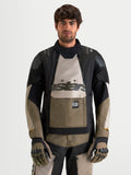 Alpinestars Harok V 2 Drystar Giacca, giacca da moto adventure da uomo, alluminio, marrone e nero, con membrana impermeabile e protezione certificata CE, indossata da un modello