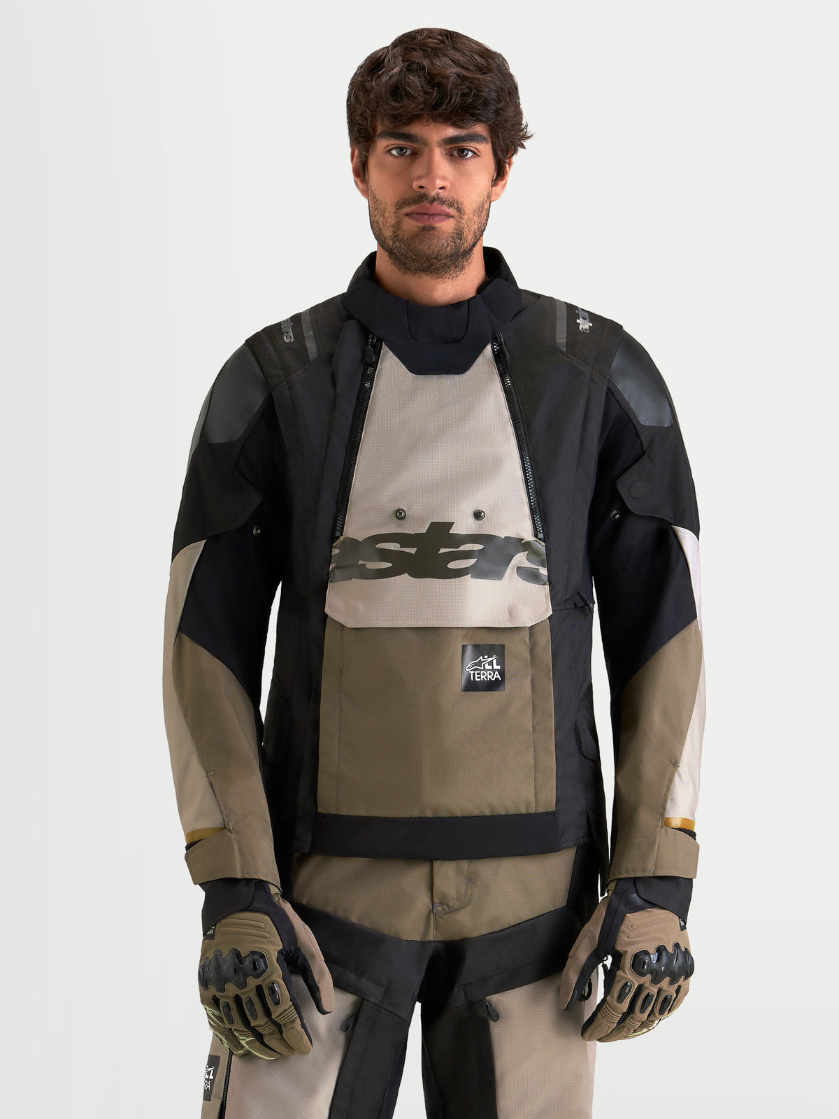Alpinestars Harok V 2 Drystar Giacca, giacca da moto adventure da uomo, alluminio, marrone e nero, con membrana impermeabile e protezione certificata CE, indossata da un modello