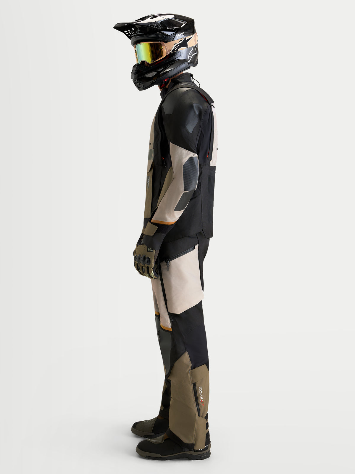 Alpinestars Harok V 2 Drystar Giacca, giacca da moto adventure da uomo in alluminio, marrone e nero, indossata da un pilota con casco coordinato ed equipaggiamento off-road, vista laterale
