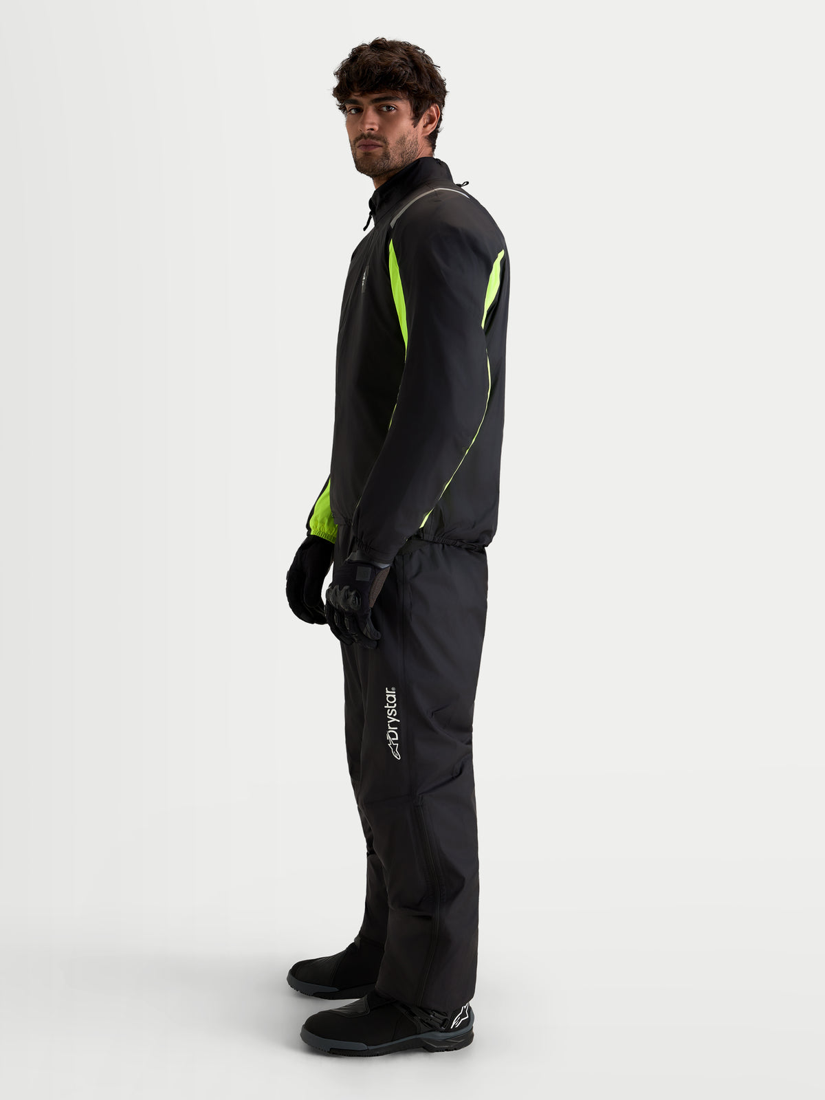 Alpinestars Harok V2 Drystar Giacca, giacca da moto all-terrain adventure da uomo in nero e alluminio walnut con protezione Drystar impermeabile e dettagli ad alta visibilità, indossata da un modello