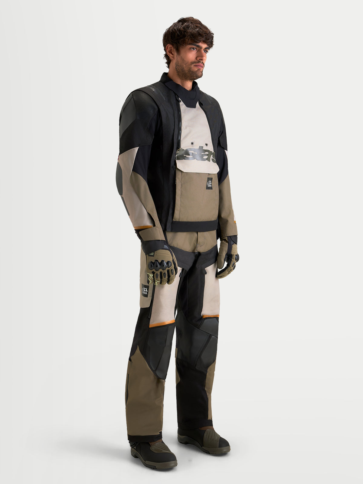 Alpinestars Harok V2 Drystar Giacca, giacca da moto adventure da uomo in alluminio, marrone tortora e nero, con membrana Drystar impermeabile e protezioni CE, indossata da un modello