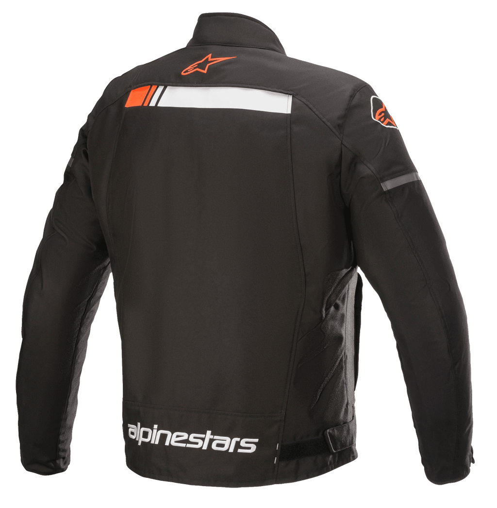 Alpinestars T-SP S Ignition Waterproof Jacket, giacca da moto, nero bianco e rosso fluo, vista posteriore caratterizzata da una striscia orizzontale bianca e rosso fluorescente sulle spalle, logo Alpinestars sul colletto e sulla parte inferiore della schiena, robusta struttura in tessuto per la guida urbana.
