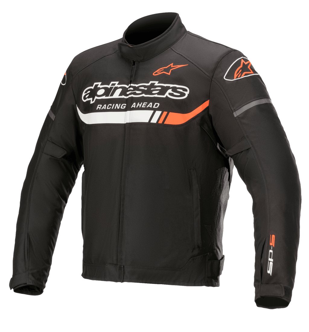 Alpinestars T-SP S Ignition Waterproof Jacket, giacca da moto in tessuto nero con dettagli bianchi e rosso fluo, con marchio Alpinestars e scritta "Racing Ahead" sul petto, logo SP-S sulla manica, colletto alto e vita regolabile