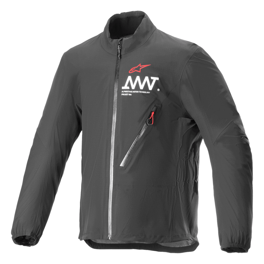 Alpinestars AMT Storm Gear Drystar XF Jacket, giacca da moto impermeabile e traspirante, nero, colletto alto, tasca diagonale sul petto con zip e tirante rosso, logo AMT bianco sul petto