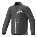 Alpinestars AMT Storm Gear Drystar XF Jacket, giacca da moto impermeabile e traspirante, nero, colletto alto, tasca diagonale sul petto con zip e tirante rosso, logo AMT bianco sul petto