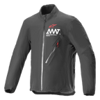 Alpinestars AMT Storm Gear Drystar XF Jacket, giacca da moto impermeabile e traspirante, nero, colletto alto, tasca diagonale sul petto con zip e tirante rosso, logo AMT bianco sul petto