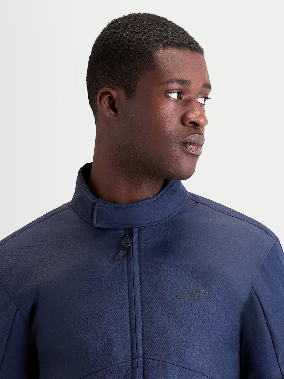 Alpinestars C-1 Waterproof Giacca da moto, giacca da moto urbana contemporanea da uomo in blu scuro, vista in primo piano del collo ergonomico e della struttura impermeabile indossata da un modello