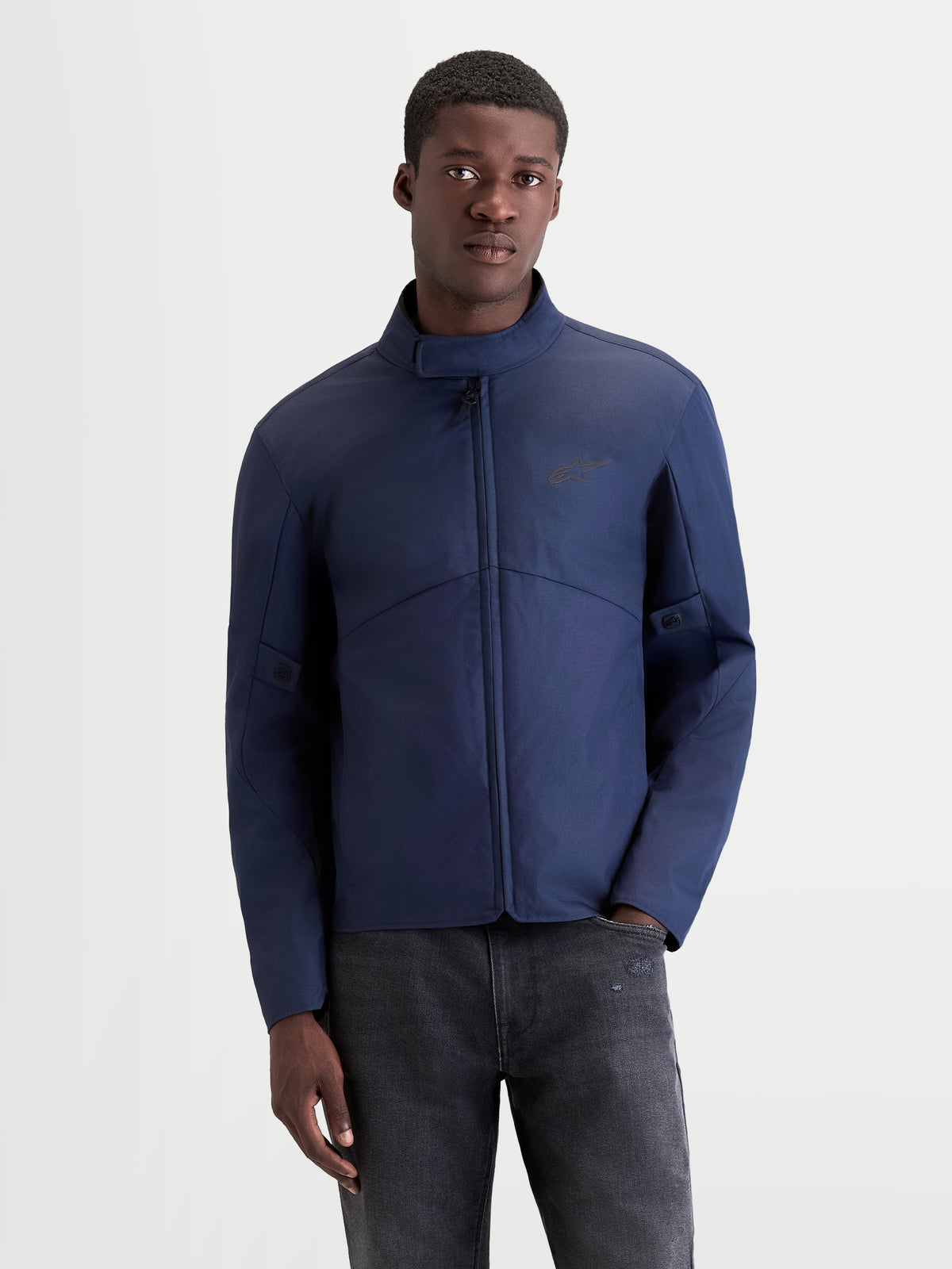 Alpinestars C-1 Waterproof Giacca, giacca da moto urbana contemporanea da uomo in blu scuro, vista frontale indossata da un modello che mostra la costruzione impermeabile e il colletto con finitura morbida